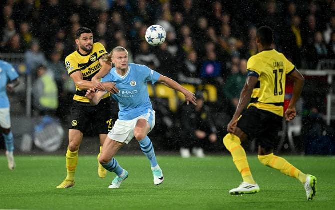 FOOTBALL CHAMPIONS LEAGUE SEASON 2023 2024 Preliminary Round Group G Matchday 3 BSC Young Boys Bern Manchester City 25 10 2023 Loris Benito left, BSC Young Boys Bern vs Erling Haaland center, Manchester City vs Mohamed Ali Camara right, BSC Young Boys Bern