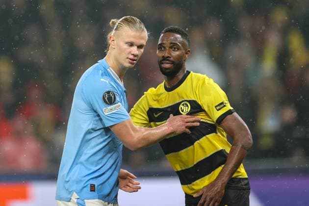 BERN, SWITZERLAND OCTOBER 25 Erling Haaland of Man City L against Ulisses Garcia of Young Boys R during the UEFA Champions League Group Stage match between BSC Young Boys and Manchester City at Stadion Wankdorf on October 25, 2023 in Bern, Switzerland Bern Stadion Wankdorf Bern Switzerland Copyright: xJustPictures.ch LuigixRizzox jp-en-EuSpIm-AN0I7590 20230921