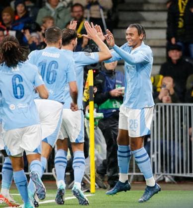 Young Boys Manchester City goal celebration Ruben Dias Manuel Akanji Manchester City 25 10 2023 Wankdorf Stadion Bern , SWITZERLAND, season 2023 2024 men football UEFA Champions League BSC Young Boys Bern Manchester City goal celebration Manuel Akanji Manchester City after his goal to 0 1