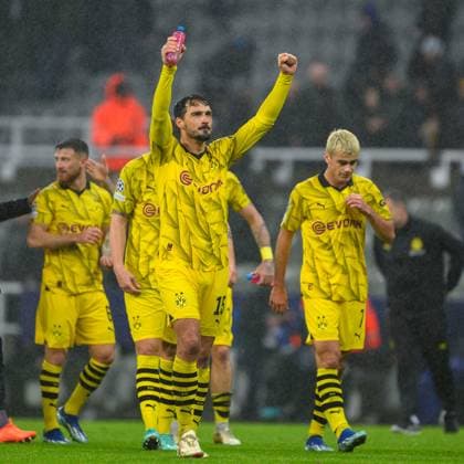 Newcastle United v Borussia Dortmund Champions League 25 10 2023. Mats Hummels of Borussia Dortmund salutes the Dortmund fans after the final whistle the UEFA Champions League match between Newcastle United and Borussia Dortmund at St. James Park, Newcastle, England on 25 October 2023. Newcastle St. James Park Tyne and Wear England Editorial use only , Copyright: xMalcolmxMackenziex PSI-18273-0041