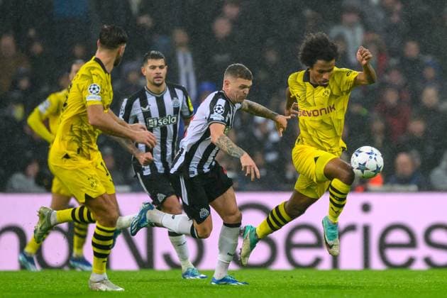 Newcastle United v Borussia Dortmund Champions League 25 10 2023. Karim Adeyemi of Borussia Dortmund runs past Kieran Trippier of Newcastle during the UEFA Champions League match between Newcastle United and Borussia Dortmund at St. James Park, Newcastle, England on 25 October 2023. Newcastle St. James Park Tyne and Wear England Editorial use only , Copyright: xMalcolmxMackenziex PSI-18273-0044