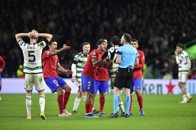 Celtic v Atletico Madrid UEFA Champions League Players of Atletico Madrid surround the match referee during the UEFA Champions League Group E match at Celtic Park, Glasgow Copyright: xJamiexJohnstonx FIL-19153-0164 UK Newspapers OUT