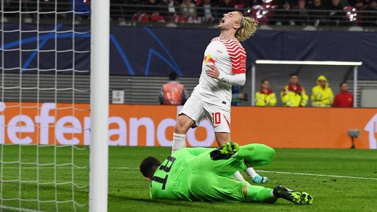Soccer UEFA Champions League, season 2023 2024, group stage, group G, matchday 3, RB Leipzig vs Red Star Belgrade Sportsko drustvo Crvena zvezda 3 1 1 0 25 10 2023 Omri Glazer goalkeeper Belgrade, back number 18 below saves a ball from Emil Forsberg left wing RB Leipzig, back number 10, 10 above during the match RB Leipzig vs Red Star Belgrade Sportsko drustvo Crvena zvezda 25 10 2023 Leipzig Saxony Germany Red Bull Arena