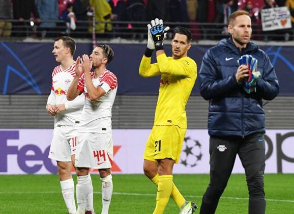 Soccer UEFA Champions League, 2023 2024 season, Group stage, Group G, Matchday 3, RB Leipzig vs Red Star Belgrade Sportsko drustvo Crvena zvezda 3 1 1 0 25 10 2023 Lukas Klostermann Right-back RB Leipzig, back number 16, 16 , Kevin Kampl Central midfield RB Leipzig, Back number 44, 44 , Janis Blaswich Goalkeeper RB Leipzig, back number 21, 21 , Peter Gulacsi Goalkeeper RB Leipzig, back number 1, 1 v l n r thank the fans after the match RB Leipzig vs Red Star Belgrade Sportsko drustvo Crvena zvezda 25 10 2023 Leipzig Saxony Germany Red Bull Arena