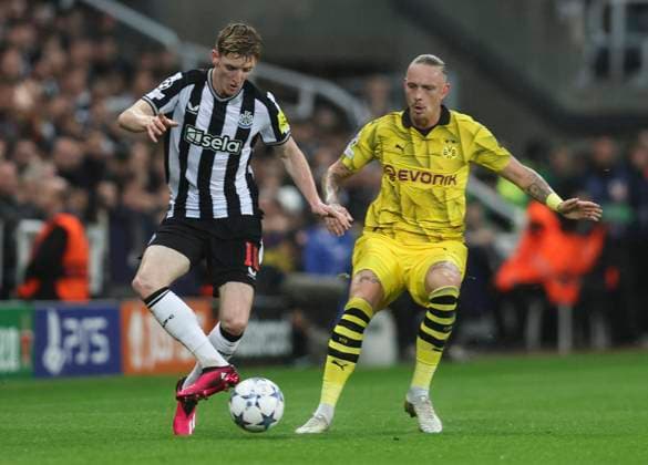Football - 2023 2024 UEFA Champions League - Newcastle United vs Borussia Dortmund - St Jame™s Park - Wednesday 25th October 2023 Anthony Gordon of Newcastle United vies with Marius Wolf of Borussia Dortmund 