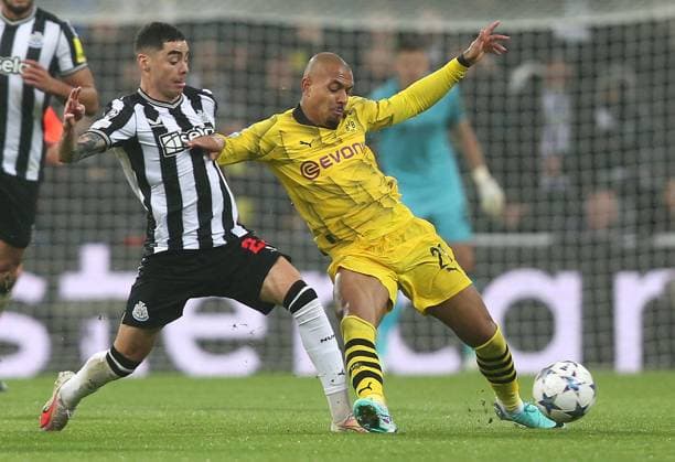 . - Newcastle United v Borussia Dortmund, UEFA Champions League, Group F, St James™s Park Stadium, Newcastle, UK. - 25th October 2023. Donyell Malen of Borussia Dortmund battles Miguel Almiron of Newcastle United. - Newcastle United v Borussia Dortmund, UEFA Champions League, Group F, St James™s Park Stadium, Newcastle, UK. - 25th October 2023. Newcastle St James™s Park Stadium UK Copyright: xDanxWeirx CP_Newcastle_United_Dortmund_83