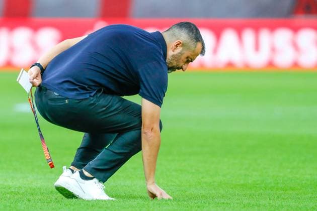 Olympiacos F.C. v West Ham United UEFA Europa League Diego Martínez Manager of Olympiacos F.C. checks the grass before the start of the UEFA Europa League Group A match at Karaiskakis Stadium, Piraeus Copyright: xYannisxHalasx FIL-19159-0024 UK Newspapers OUT
