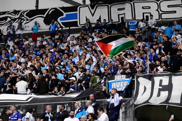 MARSEILLE, FRANCE : Drapeau de la Palestine Olympique de Marseille vs. AEK Athens FC lors de la phase de groupes de l™UEFA Europa League au stade Orange Velodrome, le 26 octobre 2023. MARSEILLE, FRANCE : OM vs. AEK Athens FC during the group phase of the UEFA Europa League in the Orange Velodrome Stadium on October 26th, 2023. FOOTBALL : Olympique de Marseille vs. AEK Athens FC - Europa League ValentinaClaret Panoramic 