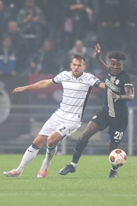 SOCCER - UEFA EL, Sturm vs Atalanta GRAZ,AUSTRIA,26.OCT.23 - SOCCER - UEFA Europa League, SK Sturm Graz vs Atalanta Bergamo Calcio. Image shows Rafael Tolio (Atalanta) and Seedy Jatta (Sturm).  GEPAxpictures xChrisxBauer