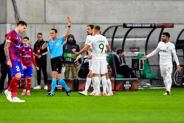SOSNOWIEC, POLAND - OCTOBER 26: referee Anastassios Papapetrou shows red card to Viktor Gyokeres (9) of Sporting CP during UEFA Europa League Matchday 3 group stage match between Rakow Czestochowa and Sporting CP at Zaglebiowski Park Sportowy on October 26, 2023 in Sosnowiec, Rakow Czestochowa v Sporting CP Copyright: xMateuszxSobczakx