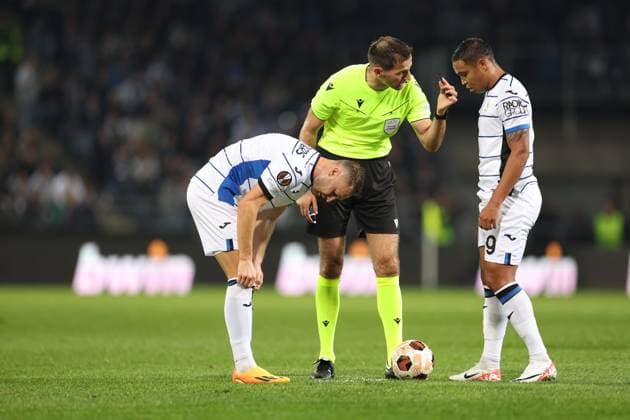 SOCCER - UEFA EL, Sturm vs Atalanta GRAZ,AUSTRIA,26.OCT.23 - SOCCER - UEFA Europa League, SK Sturm Graz vs Atalanta Bergamo Calcio. Image shows Teun Koopmeiners (Atalanta), referee Duje Strukan (CRO) and Luis Muriel (Atalanta).  GEPAxpictures xChrisxBauer