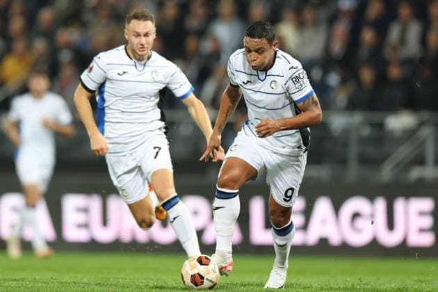 SOCCER - UEFA EL, Sturm vs Atalanta GRAZ,AUSTRIA,26.OCT.23 - SOCCER - UEFA Europa League, SK Sturm Graz vs Atalanta Bergamo Calcio. Image shows Teun Koopmeiners and Luis Muriel (Atalanta).  GEPAxpictures xChrisxBauer