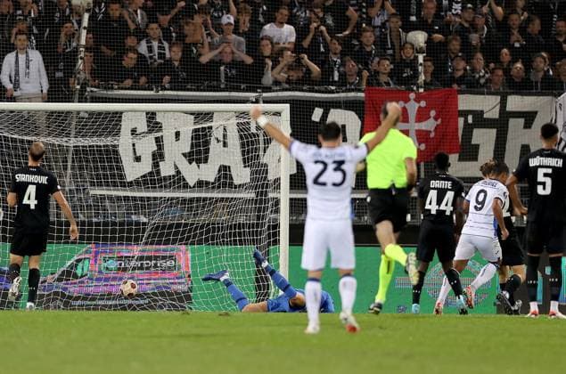 SOCCER - UEFA EL, Sturm vs Atalanta GRAZ,AUSTRIA,26.OCT.23 - SOCCER - UEFA Europa League, SK Sturm Graz vs Atalanta Bergamo Calcio. Image shows Jon Gorenc Stankovic, Kjeld Scherpen, Amadou Dante (Sturm) and Luis Muriel (Atalanta).  GEPAxpictures xHansxOberlaender