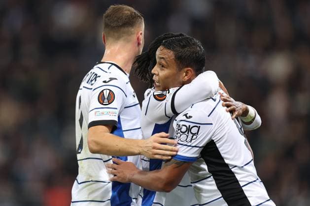 SOCCER - UEFA EL, Sturm vs Atalanta GRAZ,AUSTRIA,26.OCT.23 - SOCCER - UEFA Europa League, SK Sturm Graz vs Atalanta Bergamo Calcio. Image shows the rejoicing of Teun Koopmeiners, Ademola Lookman and Luis Muriel (Atalanta).  GEPAxpictures xChrisxBauer