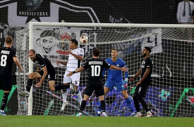 SOCCER - UEFA EL, Sturm vs Atalanta GRAZ,AUSTRIA,26.OCT.23 - SOCCER - UEFA Europa League, SK Sturm Graz vs Atalanta Bergamo Calcio. Image shows Jon Gorenc Stankovic (Sturm), Luis Muriel (Atalanta), Otar Kiteishvili, Kjeld Scherpen and Gregory Wuethrich (Sturm).  GEPAxpictures xHansxOberlaender