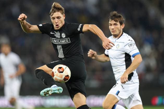 SOCCER - UEFA EL, Sturm vs Atalanta GRAZ,AUSTRIA,26.OCT.23 - SOCCER - UEFA Europa League, SK Sturm Graz vs Atalanta Bergamo Calcio. Image shows Alexander Prass (Sturm) and Marten de Roon (Atalanta).  GEPAxpictures xChrisxBauer