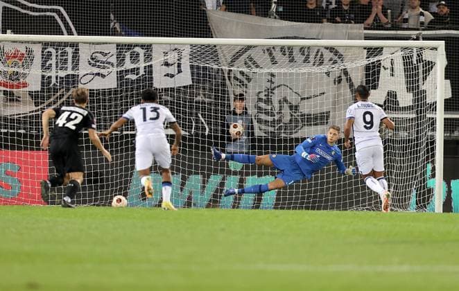 SOCCER - UEFA EL, Sturm vs Atalanta GRAZ,AUSTRIA,26.OCT.23 - SOCCER - UEFA Europa League, SK Sturm Graz vs Atalanta Bergamo Calcio. Image shows Kjeld Scherpen (Sturm) and Luis Muriel (Atalanta).  GEPAxpictures xHansxOberlaender