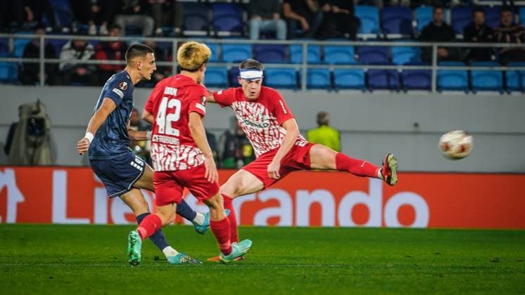 Matthias Ginter 28 SC Freiburg injured head continues to play 26 10 2023 Backa Topola, Serbia FK TSC Backa Topola vs SC Freiburg UEFA EUROPA LEAGUE 2023 2024 TSC Arena Backa Topolya, Football, Mens
