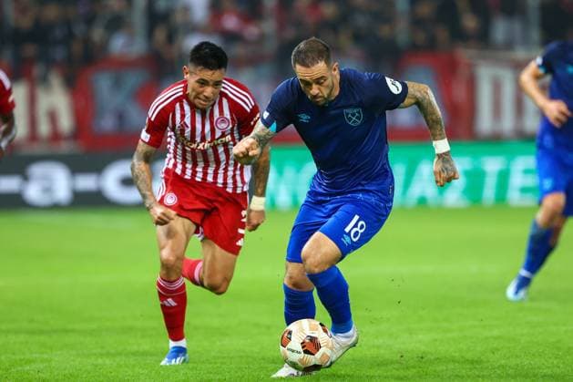 Olympiacos F.C. v West Ham United UEFA Europa League Francisco Ortega of Olympiacos F.C. and Danny Ings of West Ham United in action during the UEFA Europa League Group A match at Karaiskakis Stadium, Piraeus Copyright: xYannisxHalasx FIL-19159-0050 UK Newspapers OUT