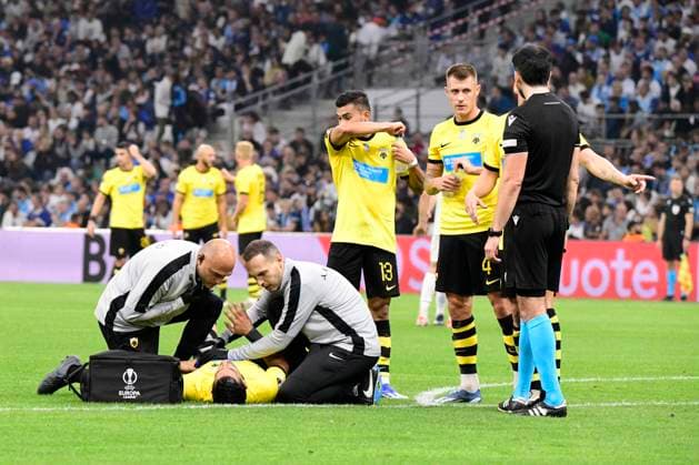 MARSEILLE, FRANCE : Blessure de Ehsan HAJASAFI (AEK) Olympique de Marseille vs. AEK Athens FC lors de la phase de groupes de l™UEFA Europa League au stade Orange Velodrome, le 26 octobre 2023. MARSEILLE, FRANCE : OM vs. AEK Athens FC during the group phase of the UEFA Europa League in the Orange Velodrome Stadium on October 26th, 2023. FOOTBALL : Olympique de Marseille vs. AEK Athens FC - Europa League ValentinaClaret Panoramic 
