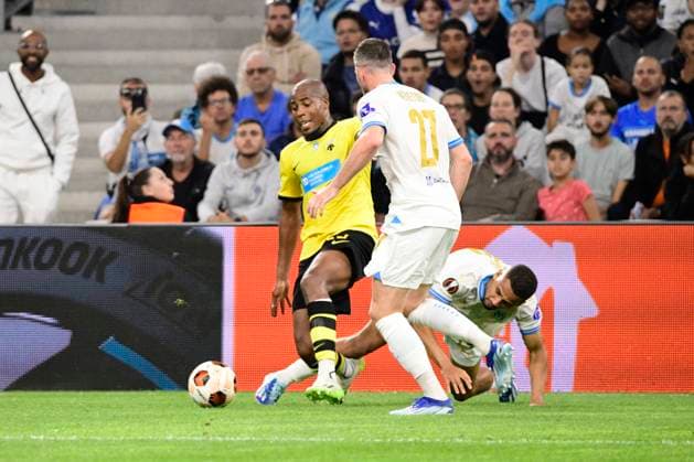 MARSEILLE, FRANCE : Jordan VERETOUT (OM) et Djibril SIDIBE (AEK) Olympique de Marseille vs. AEK Athens FC lors de la phase de groupes de l™UEFA Europa League au stade Orange Velodrome, le 26 octobre 2023. MARSEILLE, FRANCE : OM vs. AEK Athens FC during the group phase of the UEFA Europa League in the Orange Velodrome Stadium on October 26th, 2023. FOOTBALL : Olympique de Marseille vs. AEK Athens FC - Europa League ValentinaClaret Panoramic 