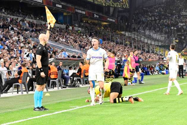 MARSEILLE, FRANCE : Vitinha (OM) et Dawid GOLIS, arbitre assistant, Olympique de Marseille vs. AEK Athens FC lors de la phase de groupes de l™UEFA Europa League au stade Orange Velodrome, le 26 octobre 2023. MARSEILLE, FRANCE : OM vs. AEK Athens FC during the group phase of the UEFA Europa League in the Orange Velodrome Stadium on October 26th, 2023. FOOTBALL : Olympique de Marseille vs. AEK Athens FC - Europa League ValentinaClaret Panoramic 