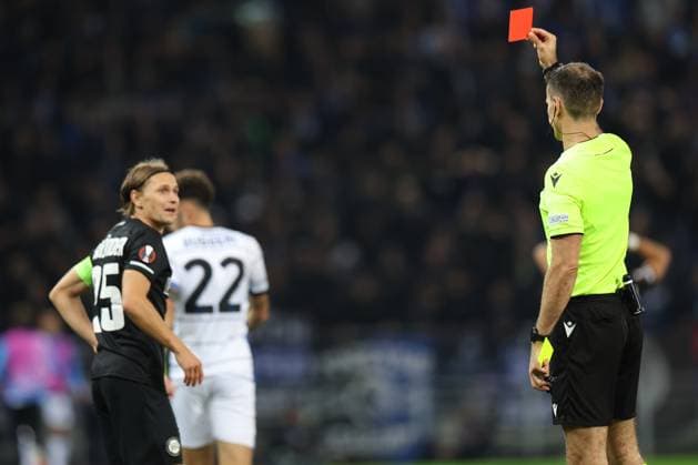 SOCCER - UEFA EL, Sturm vs Atalanta GRAZ,AUSTRIA,26.OCT.23 - SOCCER - UEFA Europa League, SK Sturm Graz vs Atalanta Bergamo Calcio. Image shows Stefan Hierlaender (Sturm) and referee Duje Strukan (CRO) with the red card.  GEPAxpictures xChrisxBauer