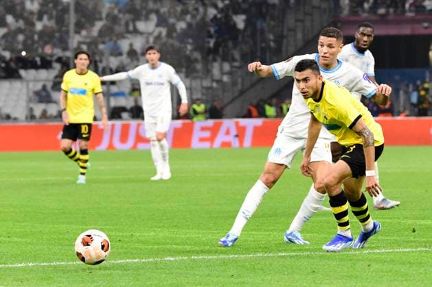 MARSEILLE, FRANCE : Amine HARIT (OM) et Michal OBUKOWICZ, arbitre assistant, Olympique de Marseille vs. AEK Athens FC lors de la phase de groupes de l™UEFA Europa League au stade Orange Velodrome, le 26 octobre 2023. MARSEILLE, FRANCE : OM vs. AEK Athens FC during the group phase of the UEFA Europa League in the Orange Velodrome Stadium on October 26th, 2023. FOOTBALL : Olympique de Marseille vs. AEK Athens FC - Europa League ValentinaClaret Panoramic 