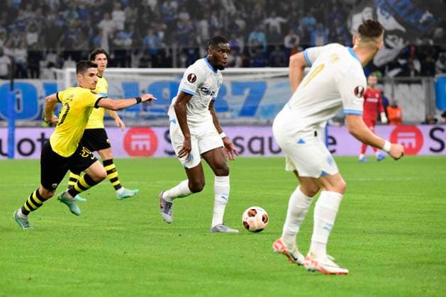 MARSEILLE, FRANCE : Geoffrey KONDOGBIA (OM) Olympique de Marseille vs. AEK Athens FC lors de la phase de groupes de l™UEFA Europa League au stade Orange Velodrome, le 26 octobre 2023. MARSEILLE, FRANCE : OM vs. AEK Athens FC during the group phase of the UEFA Europa League in the Orange Velodrome Stadium on October 26th, 2023. FOOTBALL : Olympique de Marseille vs. AEK Athens FC - Europa League ValentinaClaret Panoramic 