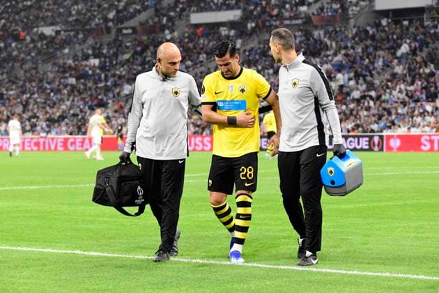 MARSEILLE, FRANCE : Sortie sur blessure de Ehsan HAJASAFI (AEK) Olympique de Marseille vs. AEK Athens FC lors de la phase de groupes de l™UEFA Europa League au stade Orange Velodrome, le 26 octobre 2023. MARSEILLE, FRANCE : OM vs. AEK Athens FC during the group phase of the UEFA Europa League in the Orange Velodrome Stadium on October 26th, 2023. FOOTBALL : Olympique de Marseille vs. AEK Athens FC - Europa League ValentinaClaret Panoramic 