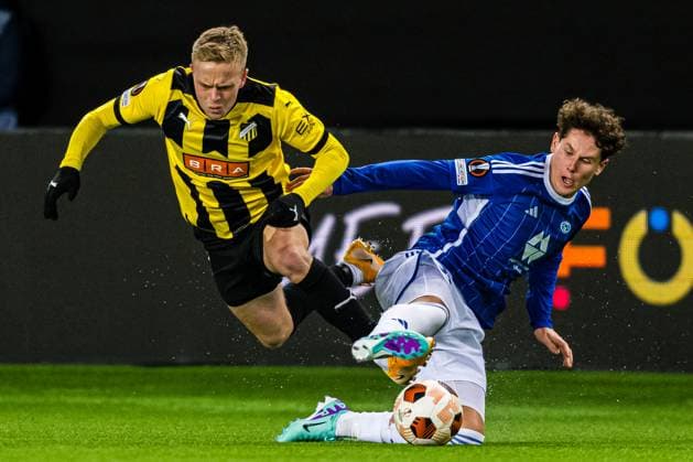 231026 Tomas Totland of Häcken and Mathias Lovik of Molde during the UEFA Europa League football match between Molde and Häcken on October 26, 2023 in Molde Photo Marius Simensen BILDBYRAN Cop 238 bbeng football fotboll fotboll häcken molde uefa uefa europa league  Copyright: MARIUSxSIMENSEN BB231026BB921