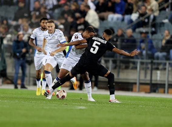 SOCCER - UEFA EL, Sturm vs Atalanta GRAZ,AUSTRIA,26.OCT.23 - SOCCER - UEFA Europa League, SK Sturm Graz vs Atalanta Bergamo Calcio. Image shows Luis Muriel (Atalanta) and Gregory Wuethrich (Sturm).  GEPAxpictures xHansxOberlaender