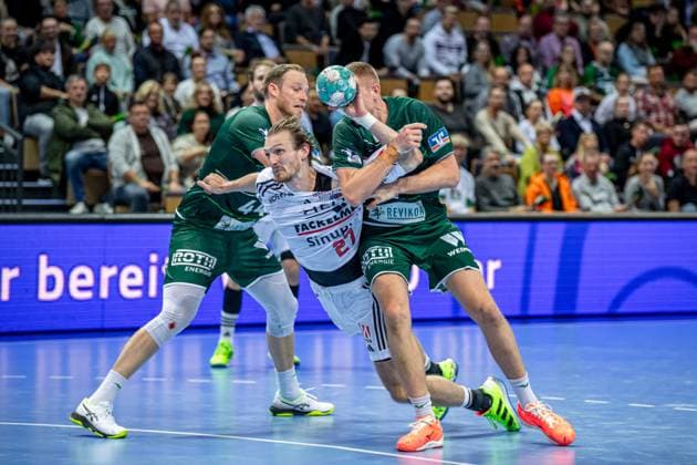 Sport Themen der Woche KW43 Sport Bilder des Tages Handball Bundesliga; HSG Wetzlar - HC Erlangen, 26.10.23 Antonio Metzner ( 27 HC Erlangen), Lenny Rubin ( 44 HSG Wetzlar), Rasmus Meyer Ejlersen ( 5 HSG Wetzlar) Handball Bundesliga; HSG Wetzlar - HC Erlangen: Wetzlar, 26.10.23 *** Handball Bundesliga HSG Wetzlar HC Erlangen, 26 10 23 Antonio Metzner 27 HC Erlangen , Lenny Rubin 44 HSG Wetzlar , Rasmus Meyer Ejlersen 5 HSG Wetzlar Handball Bundesliga HSG Wetzlar HC Erlangen Wetzlar, 26 10 23 Copyright: xBEAUTIFULxSPORTS Roeczeyx