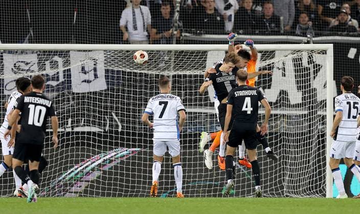 SOCCER - UEFA EL, Sturm vs Atalanta GRAZ,AUSTRIA,26.OCT.23 - SOCCER - UEFA Europa League, SK Sturm Graz vs Atalanta Bergamo Calcio. Image shows Teun Koopmeiners (Atalanta), David Affengruber, Jon Gorenc-Stankovic (Sturm) and Juan Musso (Atalanta).  GEPAxpictures xHansxOberlaender