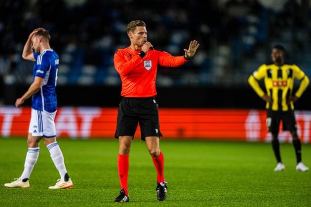 231026 Urs Schnyder, referee, during the UEFA Europa League football match between Molde and Häcken on October 26, 2023 in Molde Photo Marius Simensen BILDBYRAN Cop 238 bbeng football fotball fotboll fotboll häcken molde uefa uefa europa league  Copyright: MARIUSxSIMENSEN BB231026BB935