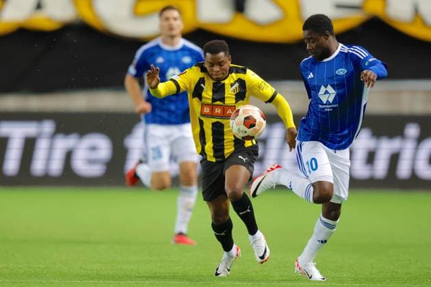 Europa League i fotball 2023: Molde - BK H?cken Molde 20231026. H?ckens Abdulrazaq Ishaq (tv) og Eric Kitolano under Europa League kampen i fotball mellom Molde og BK H?cken pa Aker Stadion. Foto: Svein Ove Ekornesvag NTB Molde Norge EDITORIAL USE ONLY. RESTRICTED USE FOR BETTING COMPANIES Ref:_SPOK5AzEMFSriU.jpg  Copyright: xSveinxOvexEkornesvagx xNTBx