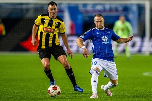 231026 Even Hovland of Häcken and Veton Berisha of Molde during the UEFA Europa League football match between Molde and Häcken on October 26, 2023 in Molde Photo Marius Simensen BILDBYRAN Cop 238 bbeng football fotball fotboll fotboll häcken molde uefa uefa europa league  Copyright: MARIUSxSIMENSEN BB231026BB961