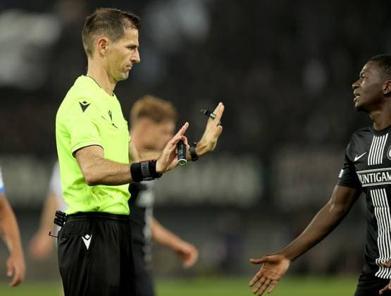 SOCCER - UEFA EL, Sturm vs Atalanta GRAZ,AUSTRIA,26.OCT.23 - SOCCER - UEFA Europa League, SK Sturm Graz vs Atalanta Bergamo Calcio. Image shows referee Duje Strukan and Amadou Dante (Sturm).  GEPAxpictures xHansxOberlaender