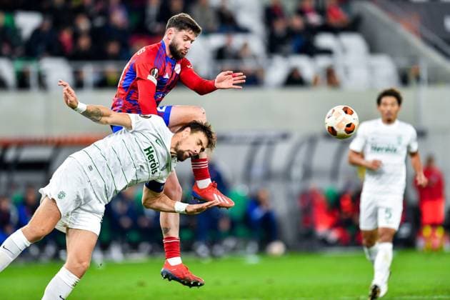 SOSNOWIEC, POLAND - OCTOBER 26: Sebastian Coates (4) of Sporting CP and Jean Carlos Silva (20) of Rakow Czestochowa during UEFA Europa League Matchday 3 group stage match between Rakow Czestochowa and Sporting CP at Zaglebiowski Park Sportowy on October 26, 2023 in Sosnowiec, Rakow Czestochowa v Sporting CP Copyright: xMateuszxSobczakx