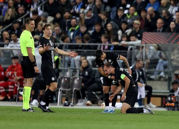 SOCCER - UEFA EL, Sturm vs Atalanta GRAZ,AUSTRIA,26.OCT.23 - SOCCER - UEFA Europa League, SK Sturm Graz vs Atalanta Bergamo Calcio. Image shows referee Duje Strukan, David Affengruber, Jusuf Gazibegovic and Jon Gorenc-Stankovic (Sturm).  GEPAxpictures xHansxOberlaender