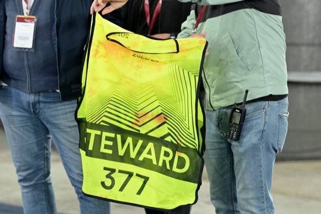 Foto Alfredo Falcone LaPresse 26 Ottobre 2023 - Roma, Italia - calcio - Roma vs Slavia Praga - Uefa Europa League 2023-2024 Girone G - Stadio Olimpico di Roma. Nella foto: la polizia mostra la pettorina sporca di sangue ripreso ai tifosi dello Slavia Praga dopo gli scontri Foto Alfredo Falcone LaPresse October 26, 2023 Rome, Italy - sport, soccer - Roma vs Slavia Praga - Uefa Europe League 2023-2024 Group G - Olimpic Stadium & xee;n Rome. In the pic: the police show the blood-stained brother filmed to Slavia Prague fans  Copyright: xAlfredoxFalcone LaPressex