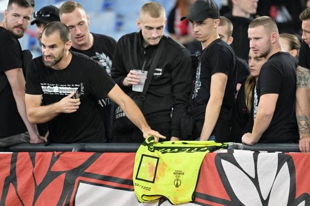 Football, EL, AS Roma - Slavia Prague, Prague ultras with bloody stewards shirt