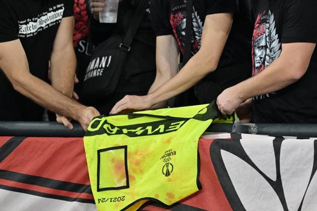 Foto Alfredo Falcone LaPresse 26 Ottobre 2023 - Roma, Italia - calcio - Roma vs Slavia Praga - Uefa Europa League 2023-2024 Girone G - Stadio Olimpico di Roma. Nella foto: La pettorina dello steward picchiato esposto dai tifosi dello Slavia Praga Foto Alfredo Falcone LaPresse October 26, 2023 Rome, Italy - sport, soccer - Roma vs Slavia Praga - Uefa Europe League 2023-2024 Group G - Olimpic Stadium & xee;n Rome. In the pic: The bib of the beaten steward exposed by Slavia Prague fans  Copyright: xAlfredoxFalcone LaPressex