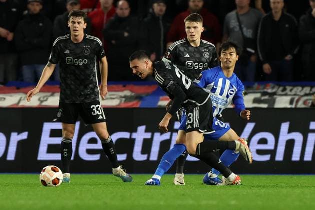 Brighton, England, 26th October 2023: Karou Mitoma (22 Brighton) fouls Steven Beghuis (23 Ajax) during the UEFA Europa League football match between Brighton and Ajax at Brighton and Hove Albion Stadium in Brighton, England. (James Whitehead SPP) Copyright: xJamesxWhiteheadx xSPPx spp-en-JaWhSp-SPP_Brighton_v_Ajax_261023_010