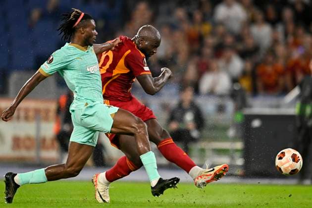 Romelu Lukaku of AS Roma (r), challenged by Igoh Ogbu of Slavia Prague scores the goal of 2-0 during the Europa League Group G football match between AS Roma and SK Slavia Prague at Olimpico stadium in Rome (Italy), October 26th, 2023. andreaxstaccioli