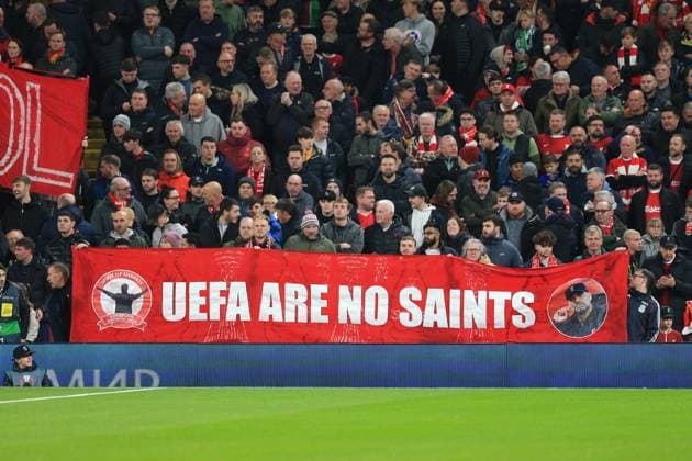 Liverpool gegen Toulouse 26. Oktober 2023, Liverpool UEFA Europa League Fußball Gruppe E Liverpool gegen Toulouse Liverpooler Fans halten ein Schild aus Protest gegen die UEFA hoch Foto von Daniel Chesterton Liverpool UK  Copyright: xDanielxChestertonxOffside