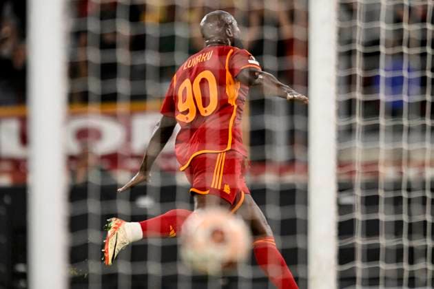 Sport Bilder des Tages Romelu Lukaku of AS Roma celebrates after scoring the goal of 2- 0 during the Europa League Group G football match between AS Roma and SK Slavia Prague at Olimpico stadium in Rome (Italy), October 26th, 2023. andreaxstaccioli