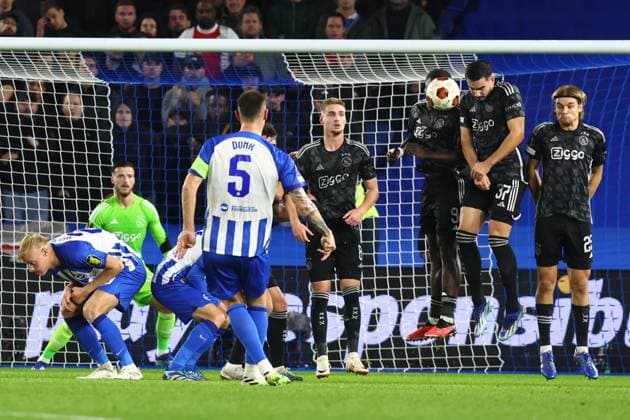 Brighton HA gegen AFC Ajax 26. Oktober 2023, Brighton UEFA EUROPA League Fußball Gruppenphase Brighton Hove Albion gegen Ajax ein Freistoß von Lewis Dunk von Brighton Hove Albion wird von Josip Sutalo von Ajax geblockt Foto Charlotte Wilson Abseits Brighton UK  Copyright: xCharlottexWilsonx xOffsidexOffside