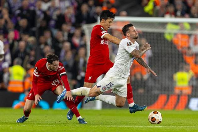 Football - UEFA Europa League - Group E - Liverpool FC v Toulouse FC LIVERPOOL, ENGLAND - Thursday, October 26, 2023: Liverpool s Luke Chambers (L) and Wataru Endo (C) challenge Toulouse s Aron Donnum during the UEFA Europa League Group E matchday 3 game between Liverpool FC and Toulouse FC at Anfield. (Photo by David Rawcliffe Propaganda) LIVERPOOL Anfield MERSEYSIDE ENGLAND  Copyright: xDavidxRawcliffex P2023-10-26-Liverpool_Toulouse-40