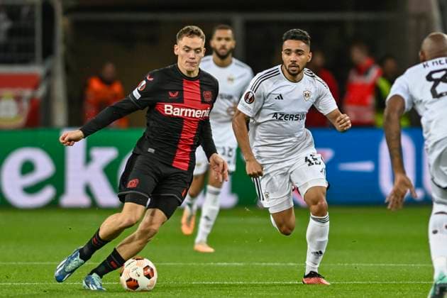 from left in the fight for the ball Florian Wirtz 10, Bayer Leverkusen Leandro Andrade 15, Qarabag Agdam 26 10 2023 Football Europa League, Bayer 04 Leverkusen vs Qarabag Agdam , BayArena, Leverkusen, NRW Germany Copyright: xpepphotox xHorstxMauelshagenx pep00321, pep_20231026_hm